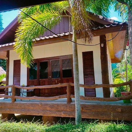 Buddha Raksa Thong Nai Pan Yai Bagian luar foto