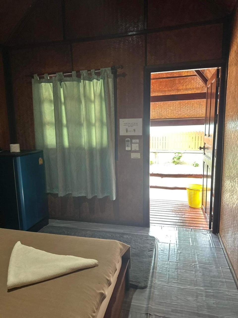 Buddha Raksa Thong Nai Pan Yai Bagian luar foto