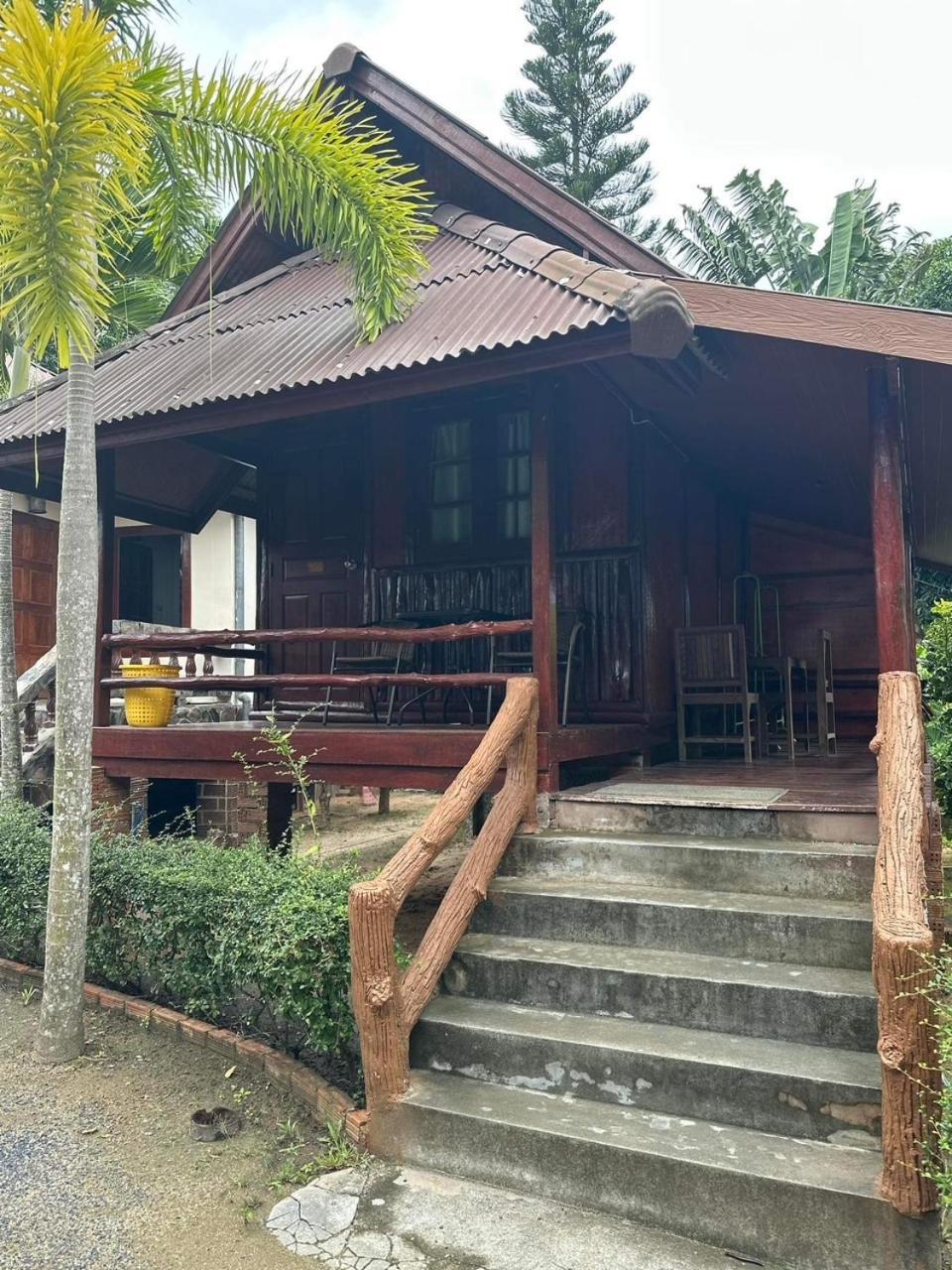Buddha Raksa Thong Nai Pan Yai Bagian luar foto