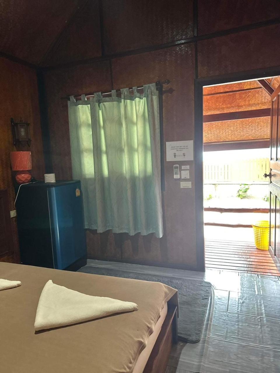 Buddha Raksa Thong Nai Pan Yai Bagian luar foto