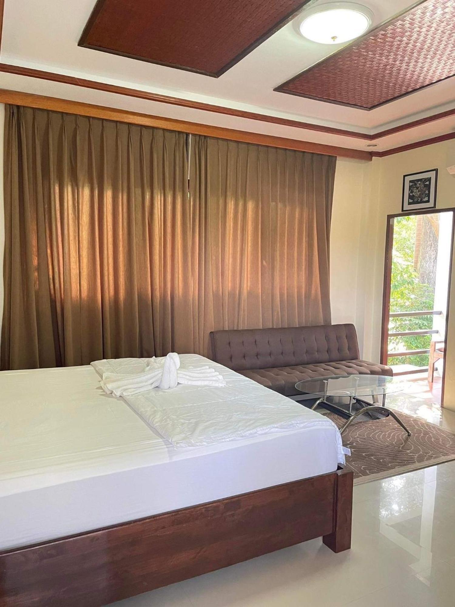 Buddha Raksa Thong Nai Pan Yai Bagian luar foto