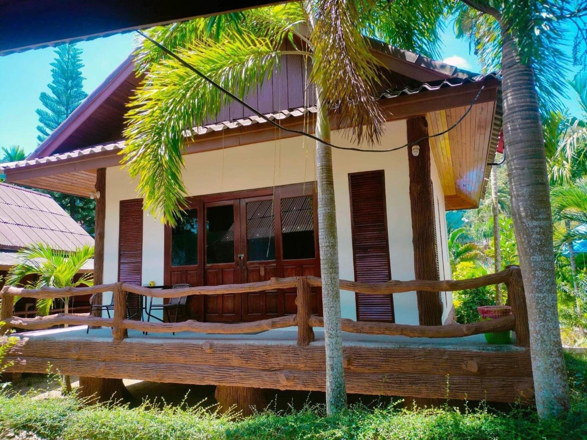 Buddha Raksa Thong Nai Pan Yai Bagian luar foto