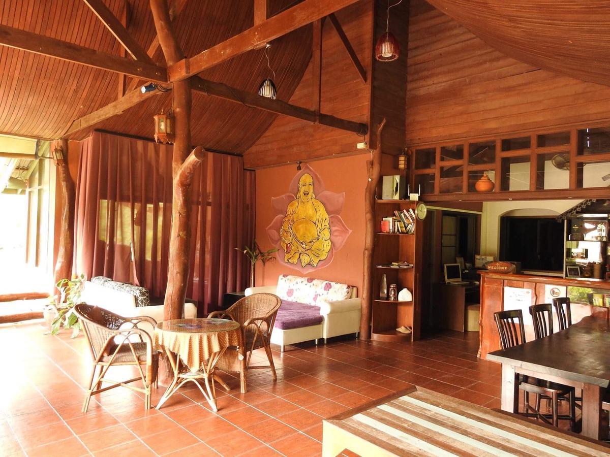 Buddha Raksa Thong Nai Pan Yai Bagian luar foto
