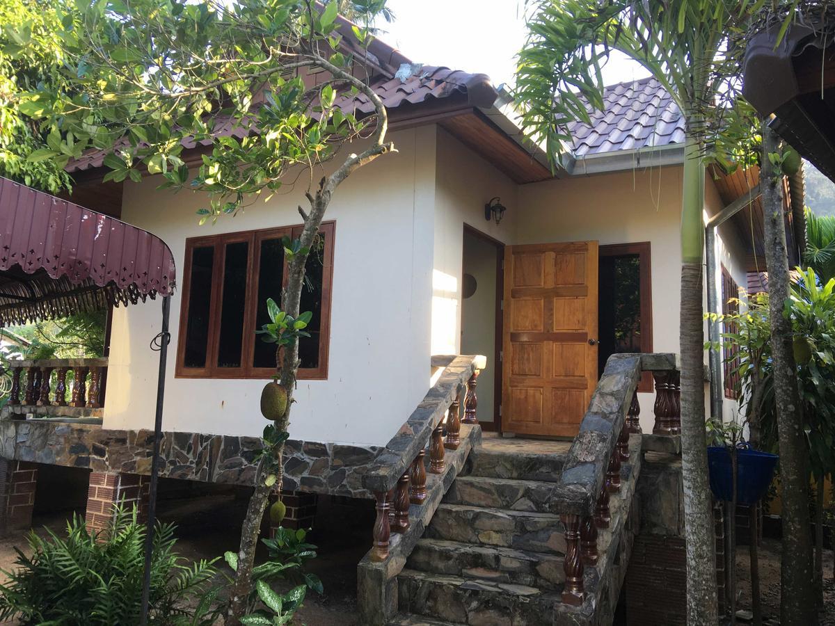 Buddha Raksa Thong Nai Pan Yai Bagian luar foto